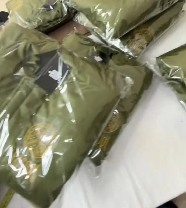 Qış üçün zeytuni kurtkalar və jiletlər